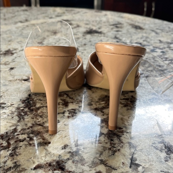 Nude patent heels with clear strap. Pre-Owned Condition-Appears New. Size 39/8.5 - Picture 2 of 5
